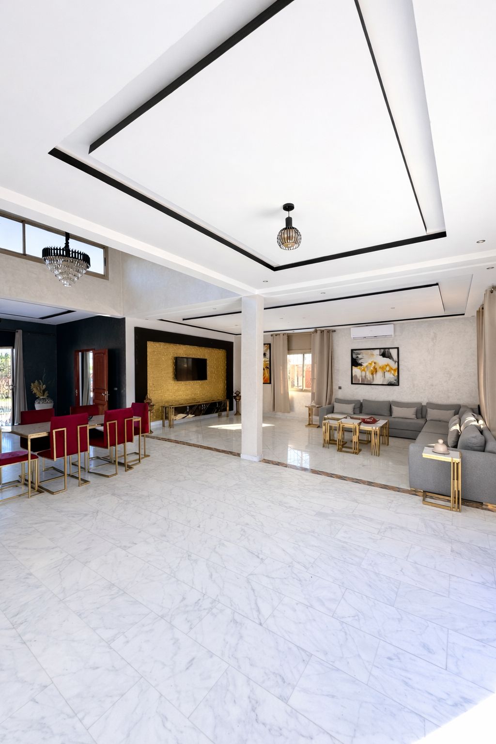 Hall double-hauteur, salle à manger et salon gris
